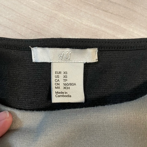 H&M Black And Gray Patterned Form Fitting Dress ~ Size XS - Picture 5 of 7